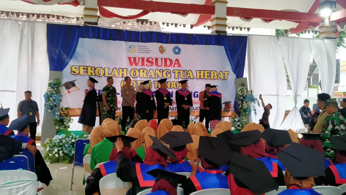 ORANG TUA HEBAT: Bupati Mojokerto Muhammad Albarraa saat prosesi wisuda yang diikuti 460 peserta SOTH se-Kecamatan Pungging, Kamis (15/1). 