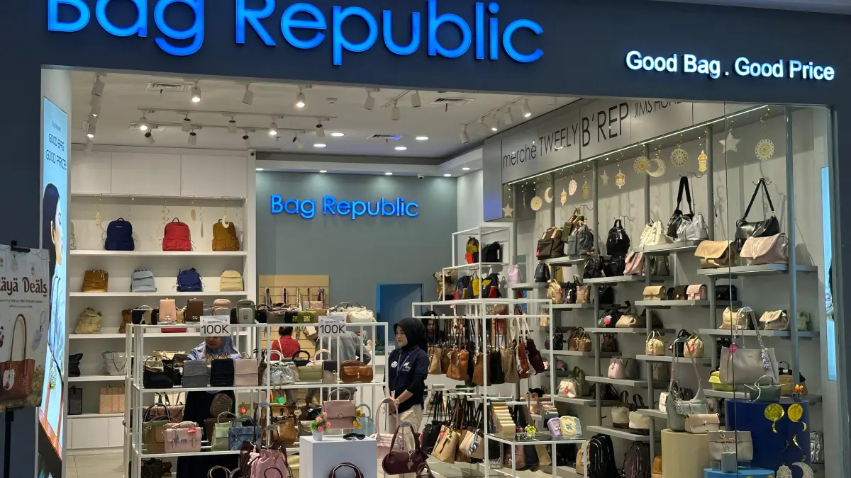 VARIATIF: Salah satu pengunjung Sunrise Mall Mojokerto sedang melihat koleksi tas dengan desain terbaru.