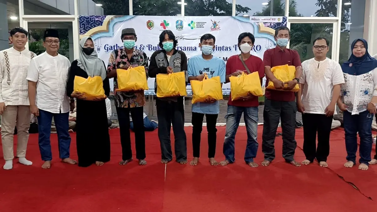 APRESIASI: Plt Direktur Prof. dr. Soekandar Kabupaten Mojokerto dr. Gigih Setijawan, Sp.P, MARS, FISR, bersama para penyitas TB dan perwakilan dari Dinkes Kabupaten Mojokerto dan Dinkes Provinsi Jawa Timur.