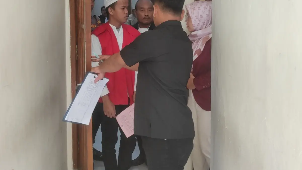 ASUSILA: MRA, 19, terdakwa kasus penyebaran konten pornografi menjalani sidang di Pengadilan Negeri Mojokerto, Senin (16/3). (Farisma Radar Mojokerto)