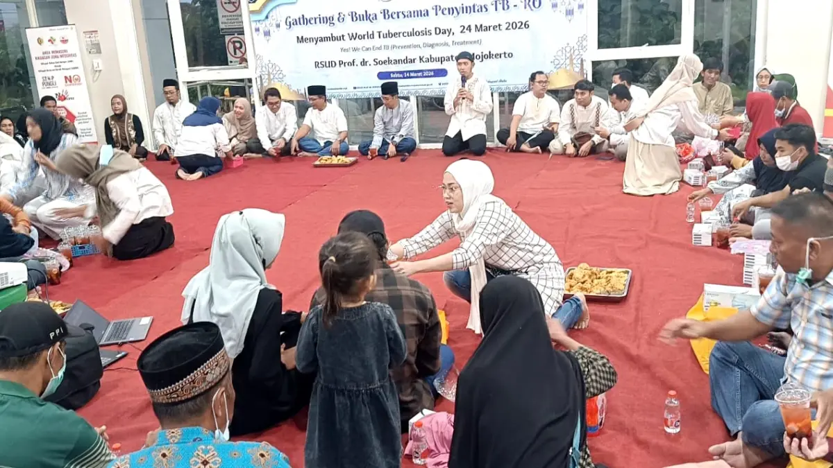 GAME SERU: Panitia membagikan doorprize saat acara gathering.