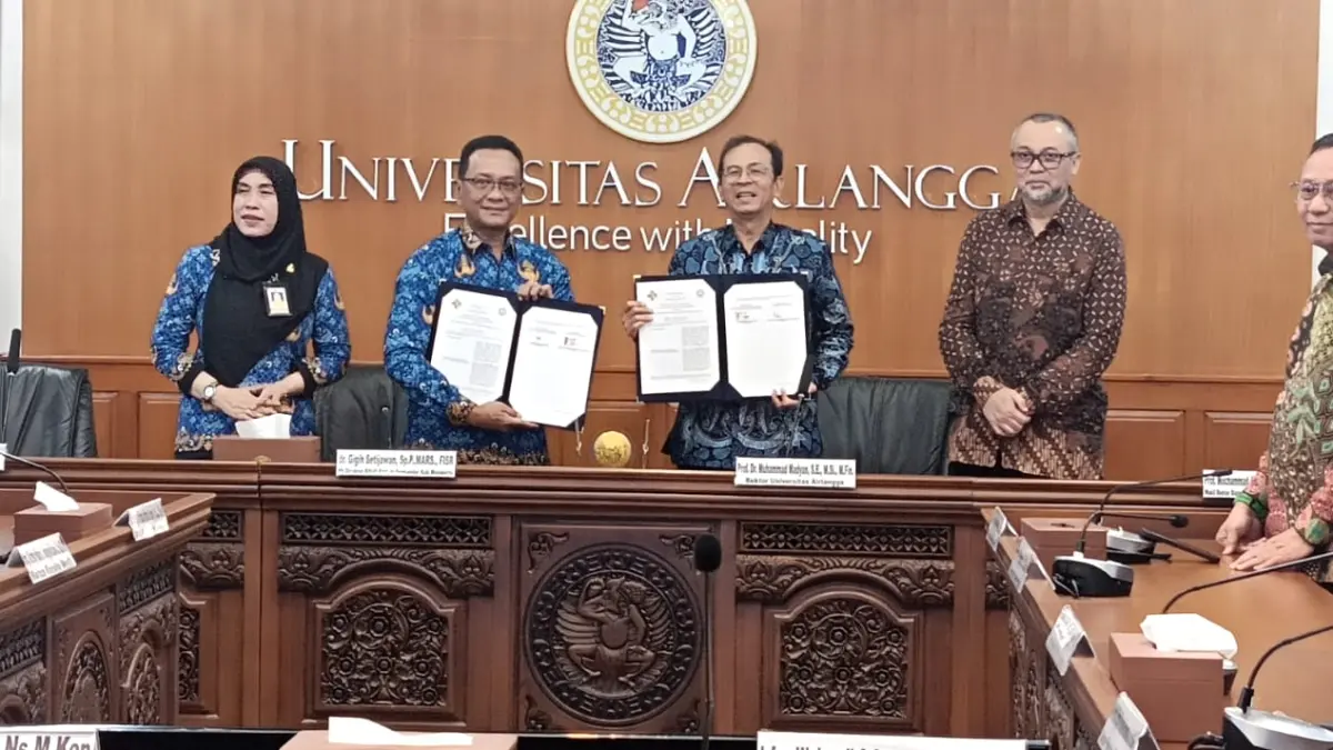 KERJA SAMA : Rektor Unair Prof Dr Muhammad Madyan, SE, MSi, MFin dan Plt Direktur RSUD Prof dr Mojokerto mewakili kedua institusi untuk menandatangani Nota Kesepahaman (MoU). (Basuni Radar Mojokerto)