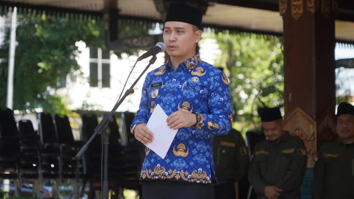 KOLABORASI: Bupati Mojokerto Muhammad Albarraa melepas pendistribusian zakat fitrah di Pendapa Majatama Pemkab Mojokerto, Selasa (17/3).