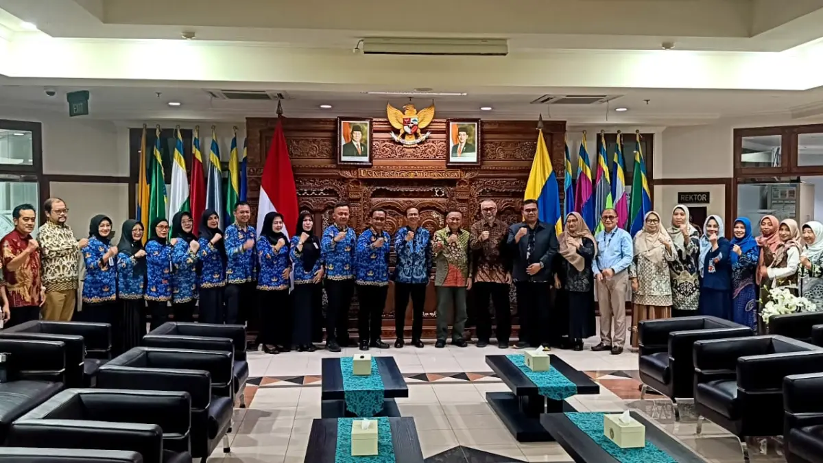 KOMPAK: Prof. Dr. Muhammad Madyan, SE, Msi, MFin bersama jajaran pimpinan lainnya. Plt Direktur RSUD Prof. dr Soekandar Mojokerto dr. Gigih Setijawan, SpP, MARS, FISR hadir pula beserta jajaran manajemen.&nbsp;