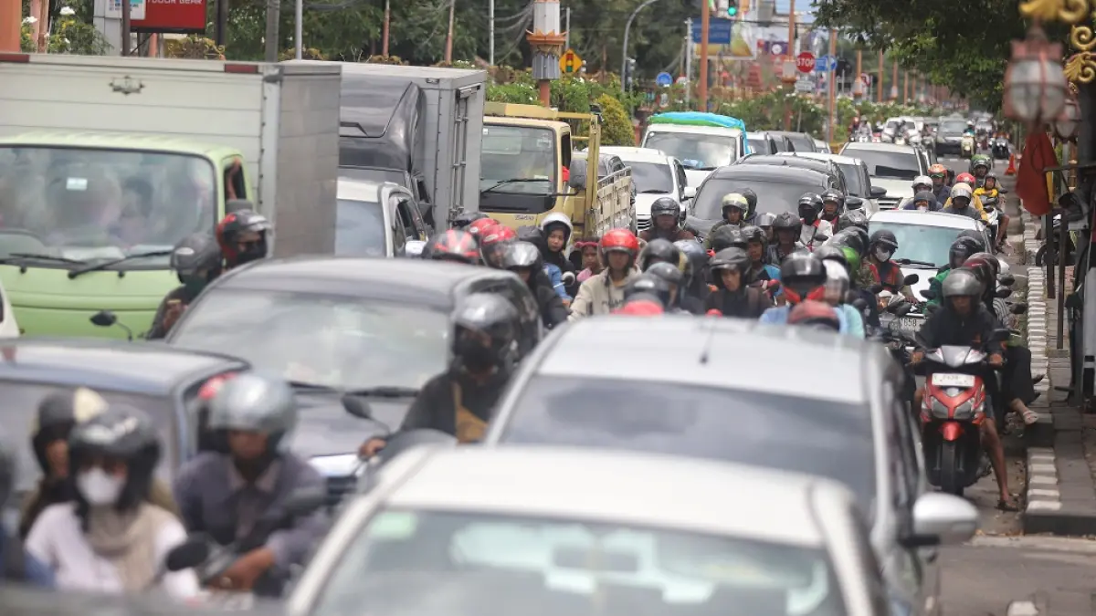 MACET: Ruas jalan protokol di Kota Mojokerto dipenuhi kendaraan mulai roda dua ke atas, Rabu (18/3). (Sofan Radar Mojokerto)