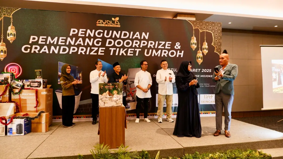 MOMEN PENTING:&nbsp;Suasana pengundian pemenang umrah tahun lalu yang dilakukan secara live dan disaksikan dari beberapa pihak. (Dodik Radar Mojokerto)