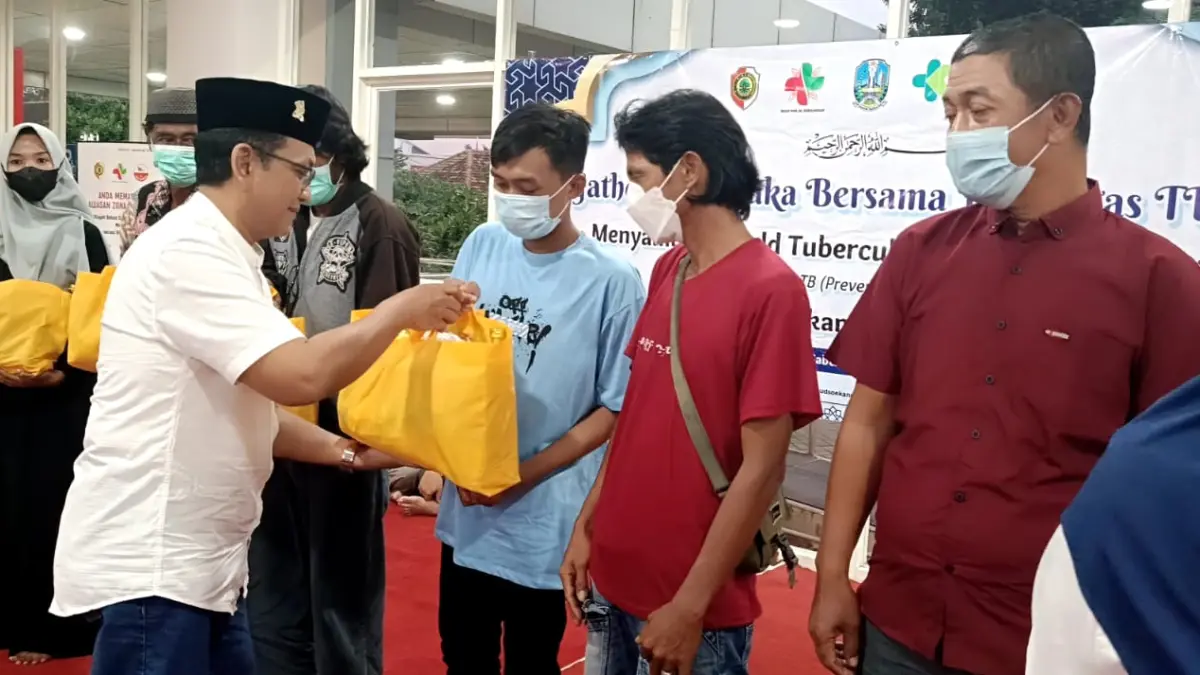 PEDULI: Plt Direktur RSUD Prof. dr. Soekandar Kabupaten Mojokerto dr. Gigih Setijawan, Sp.P, MARS, FISR, memberikan bantuan sembako kepada penyintas TB-RO.&nbsp;