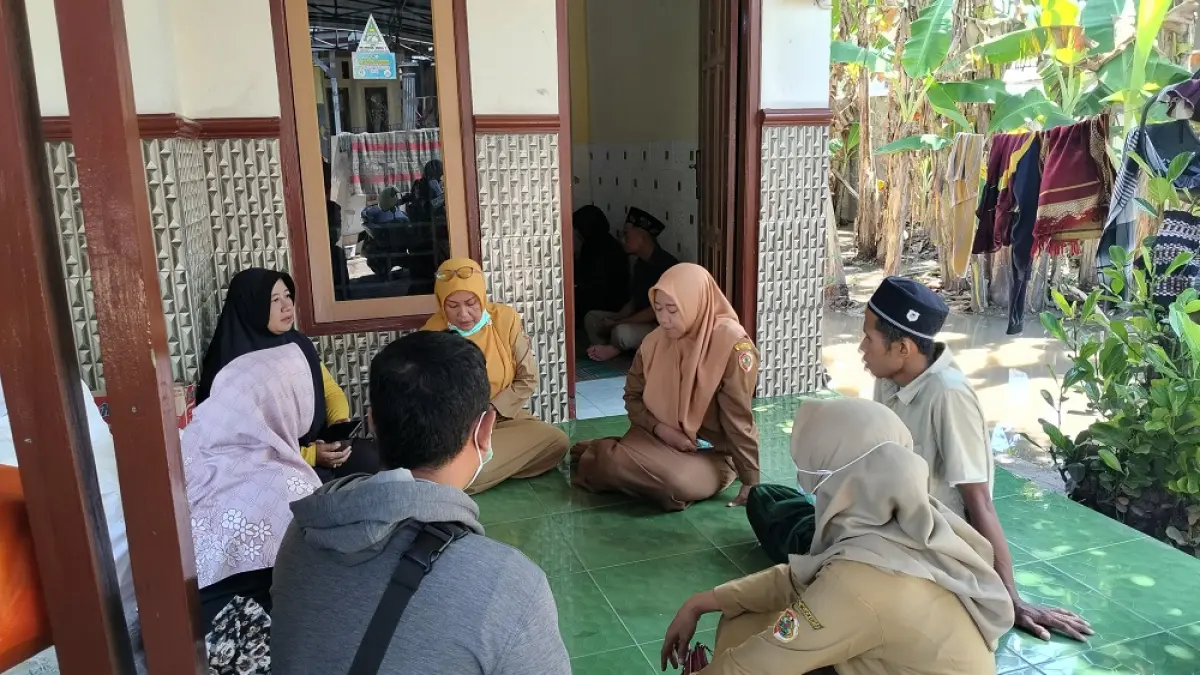 PELACAKAN: Tim Puskesmas Gayaman, Kecamatan Mojoanyar, melakukan pelacakan kunjungan ke rumah pasien DBD, Senin (16/3).