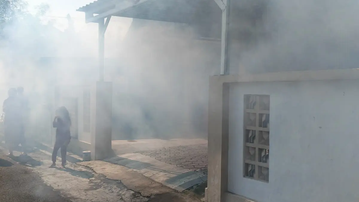 PENGASAPAN: Tim Puskesmas Gayaman, Kecamatan Mojoanyar, bersama pemerintah desa melakukan fogging sebagai upaya pemberantasan nyamuk Aedes aegypti yang sebelumnya merengut nyawa anak-anak, Selasa (17/3).