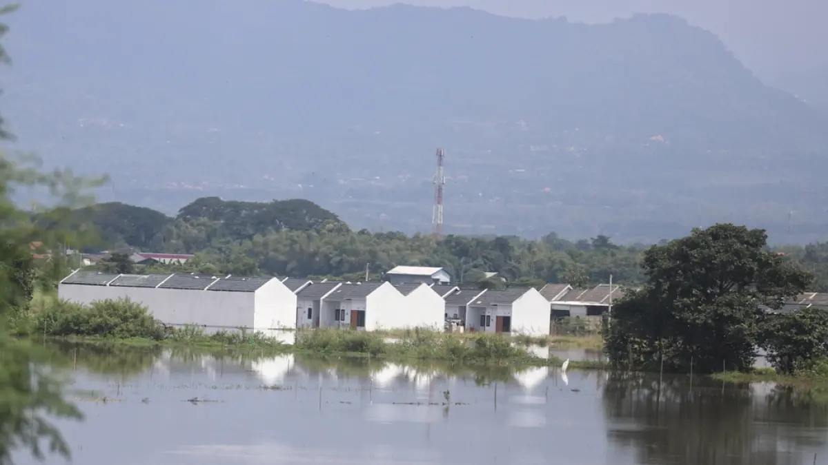 TERGENANG: Areal persawahan di Dusun Balongcangak, Desa Kedunggempol, Kecamatan Mojosari, Kabupaten Mojokerto yang terendam banjir, Selasa (17/3). (Sofan JPRM) 