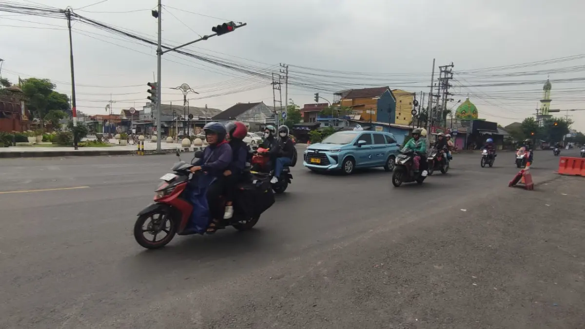 Aktivitas lalu lintas di simpang Sekar Putih Kota Mojokerto didominasi kendaraan para pemudik. 