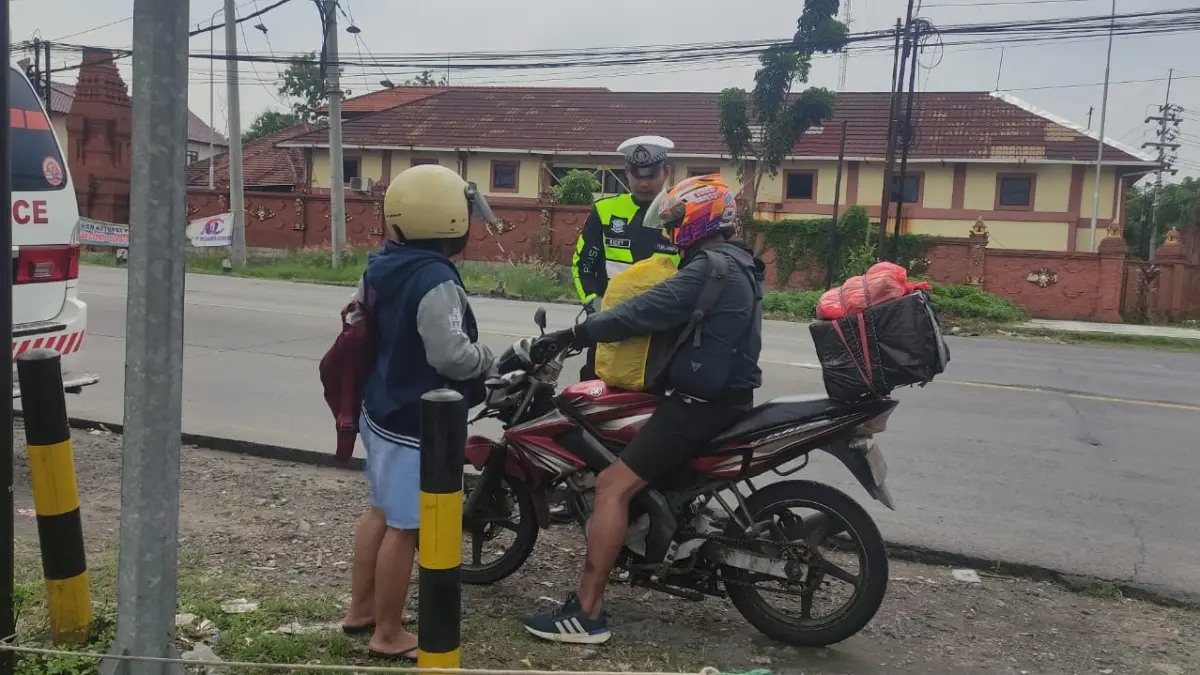 CEK KENDARAAN: Herman, pemudik asal Solo mampir di posyan Sekarputih, Kota Mojokerto. (Arief JPRM) 