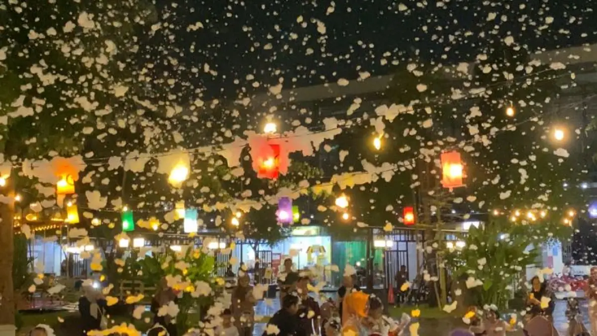 MANDI BUSA: Foam party pertama hadir di Pasar Semeru selama liburan Hari Raya Idul Fitri.