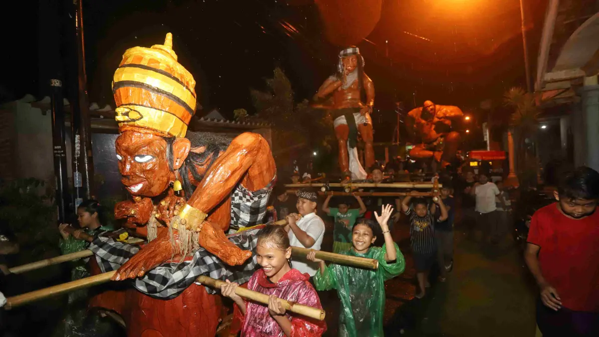 Umat Hindu di Desa Sumbertanggul, Kecamatan Mojosari, Kabupaten Mojokerto, menggelar ritual Tawur Agung Kesanga yang dipusatkan di Pura Sasana Bina Yoga, Rabu malam (18/3). (Sofan JPRM)