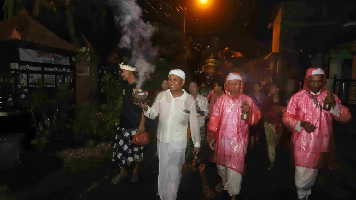 Umat Hindu di Desa Sumbertanggul, Kecamatan Mojosari, Kabupaten Mojokerto, menggelar ritual Tawur Agung Kesanga yang dipusatkan di Pura Sasana Bina Yoga, Rabu malam (18/3). (Sofan JPRM)
