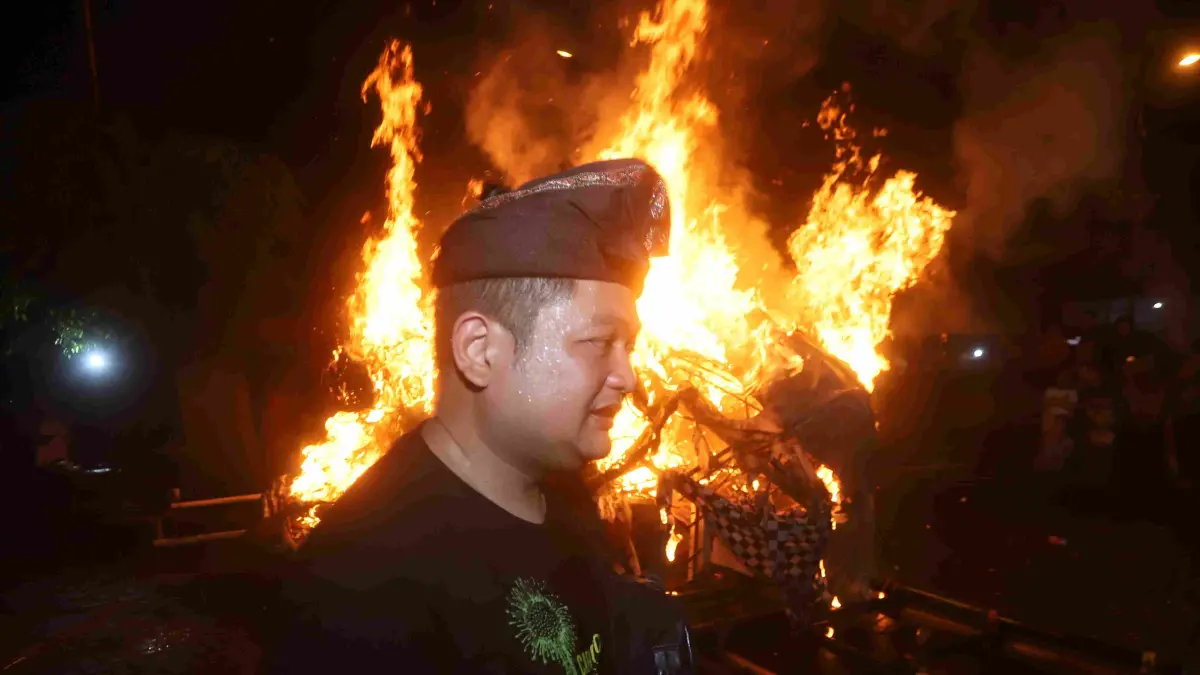 Umat Hindu di Desa Sumbertanggul, Kecamatan Mojosari, Kabupaten Mojokerto, menggelar ritual Tawur Agung Kesanga yang dipusatkan di Pura Sasana Bina Yoga, Rabu malam (18/3). (Sofan JPRM)