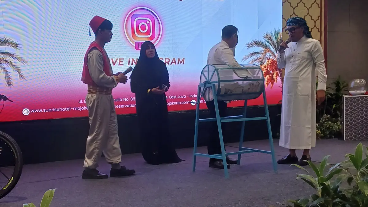 UNDI: General Manager Sunrise Hotel Mojokerto, Yosi Arivianto mengundi Hadiah grand Prize Utama Umroh didampingi owner PT. Annisa Ahmada.