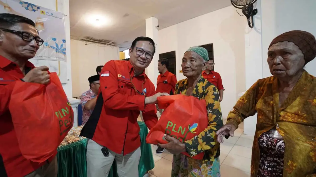 PLN Nusantara Power UP Paiton menyerahkan bantuan paket sembako Program Berkah Nusantara kepada masyarakat  dhuafa di sekitar PLTU Paiton.