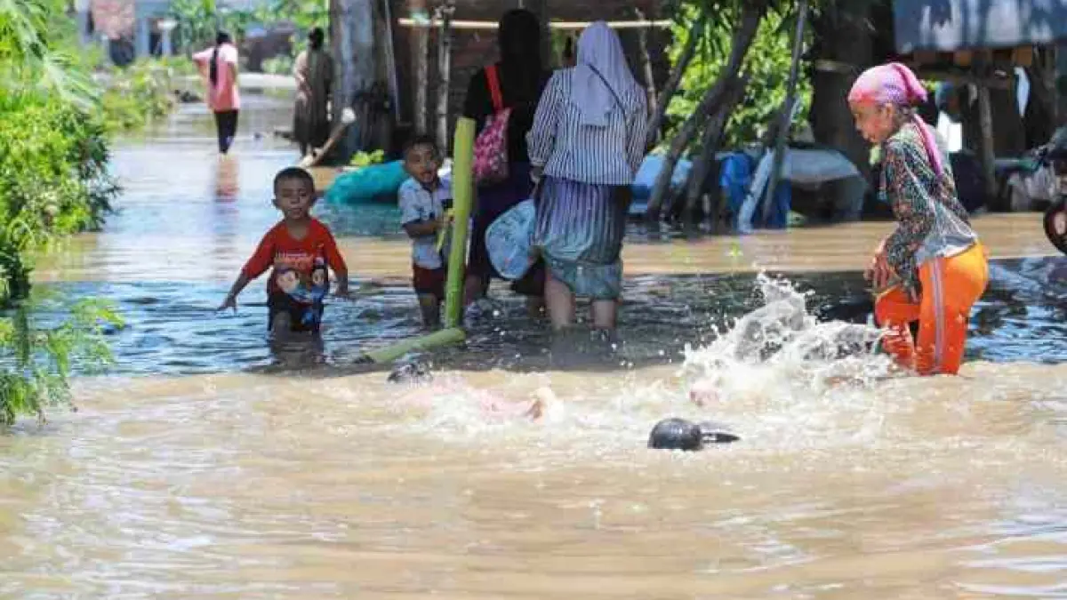 DIRENDAM BANJIR: Warga Desa Balongcangkring, Kecamatan Mojoanyar, Kabupaten Mojokerto beraktivitas pada hari raya Lebaran di tengah kepungan banjir, Sabtu (21/3). (Sofan JPRM) 
