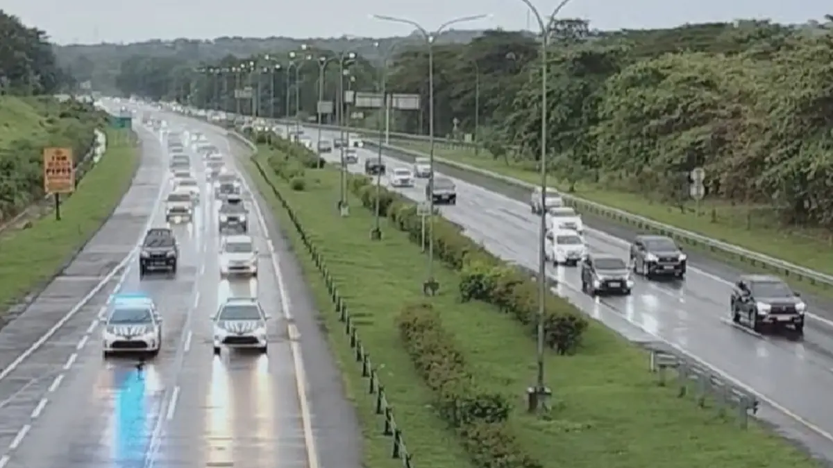 Lonjakan arus balik Lebaran 2026, kendaraan padati tol, sistem one way diterapkan untuk cegah kemacetan panjang. (kompas.com)