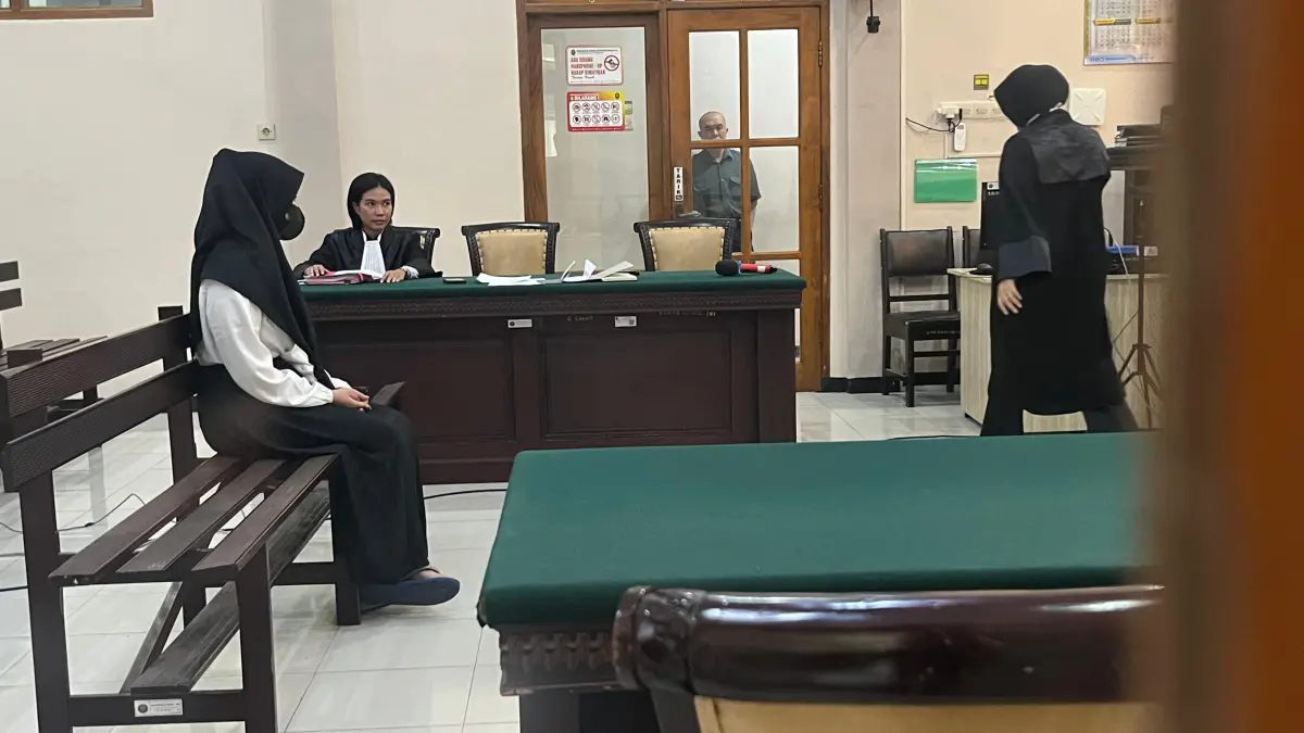 AJUKAN PEMBELAAN: AR, terdakwa kasus pembelian obat penggugur kandungan saat menjalani sidang di Pengadilan Negeri Mojokerto, Selasa (10/2).