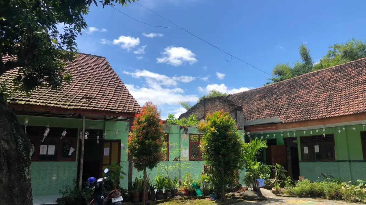 BUTUH PEMELIHARAAN: Kondisi bangunan SDN Sambilawang, Kecamatan Dlanggu, yang mengalami kerusakan. Tahun ini, hanya sembilan lembaga yang akan tersentuh perbaikan dari pemda.  (Oce JPRM)