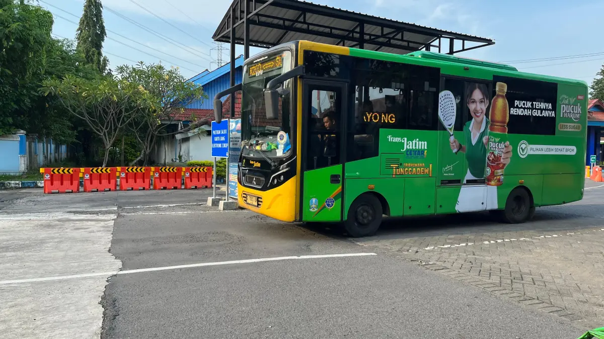 LANDAI: Penumpang melewati shelter bus usai tiba di terminal Kertajaya Kota Mojokerto, Rabu (25/3). (Farisma JPRM)