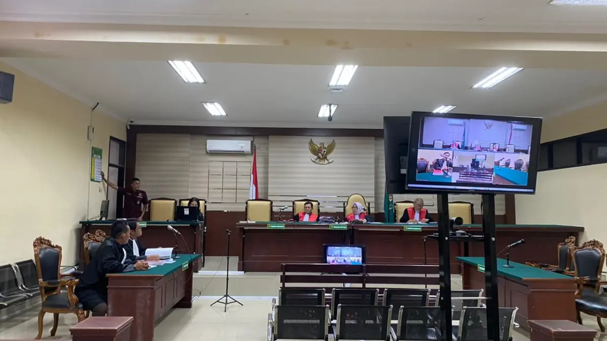 MELOMPONG: JPU Kejari Kabupaten Mojokerto ditanya majelis hakim Pengadilan Tipikor Surabaya dalam sidang dugaan korupsi Pasar Wisata Desa Sumbersono, Kecamatan Dlanggu, dengan terdakwa Noto Harianto, Selasa (20/1).