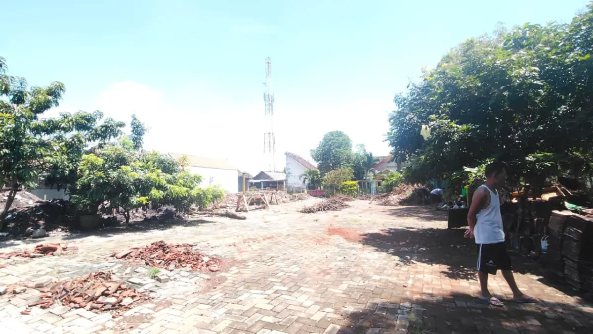 PERBAIKAN TOTAL: Revitalisasi gedung MI Guppi di Lingkungan Balongrawe, Kelurahan Kedundung, Kecamatan Magersari, mulai digarap sejak awal Maret lalu. (Oce JPRM)