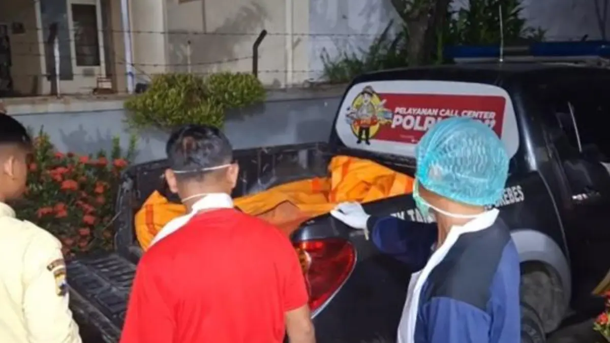 Petugas mengevakuasi pria yang sempat dilaporkan hilang selama enam hari dan ditemukan tewas di atap Masjid Miftahul Janah, Desa Pengaradan, Kabupaten Brebes, Jawa Tengah. (Foto: iNews).