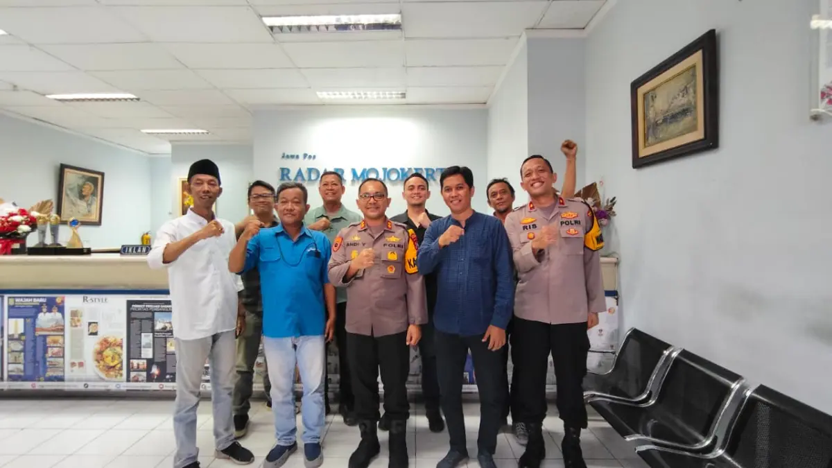 SINERGI: Kapolres Mojokerto AKBP Andi Yudha Pranata dan Wakapolres Mojokerto Kompol Ris Andrian Yudo Nugroho bersama kru Jawa Pos Radar Mojokerto saat kunjungan di kantor JPRM, Kamis (26/3). (Oce JPRM)