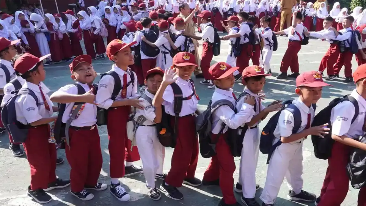 Siswa kembali sekolah setelah libur lebaran