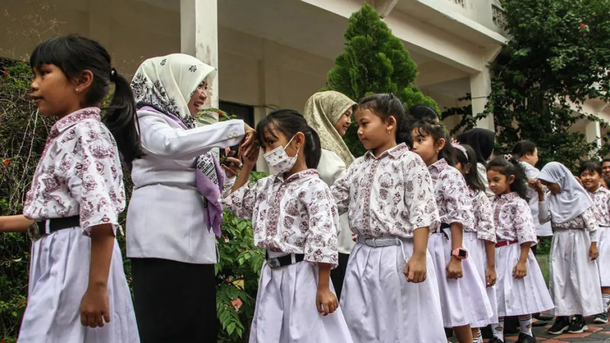 Suasana Hangat Halal Bihalal Warnai Hari Pertama Sekolah Setelah Lebaran.