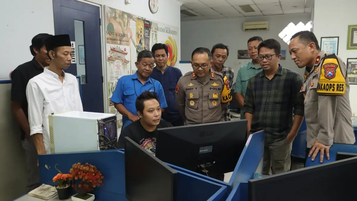 TILIK MEDIA: Kapolres Mojokerto AKBP Andi Yudha Pranta menilik proses desain di ruang redaksi Jawa Pos Radar Mojokerto, Kamis (26/3). (dok Humas Polres Mojokerto for JPRM)