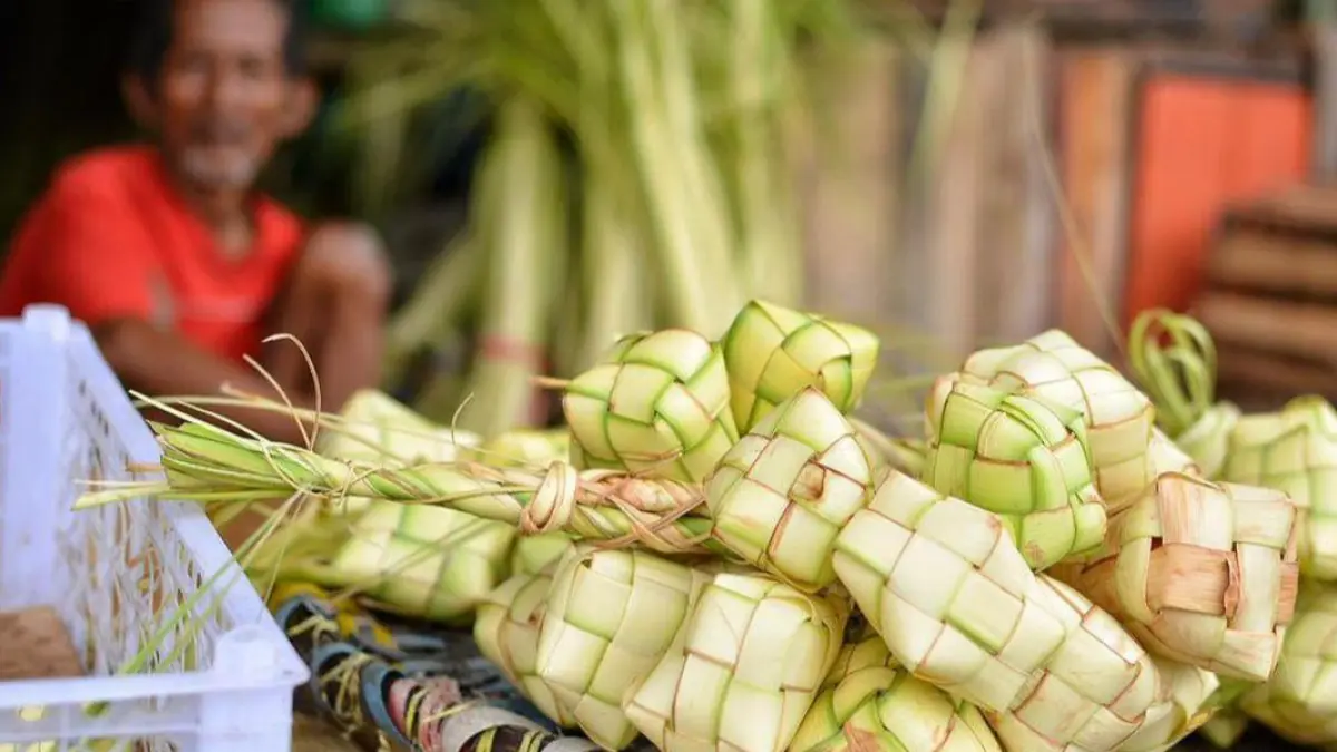 Anyaman ketupat mencerminkan tradisi Lebaran Ketupat yang sarat makna maaf, kesucian, dan kebersamaan. (detik.com)