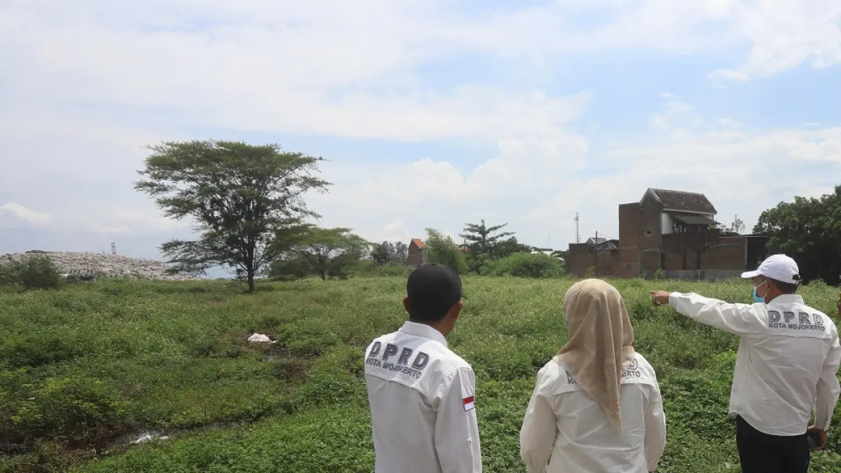 BERDAMPAK KE WARGA: Kondisi sisi barat TPA Randegan, Kota Mojokerto, tanpa tembok pembatas memicu sampah masuk permukiman. (dok JPRM)