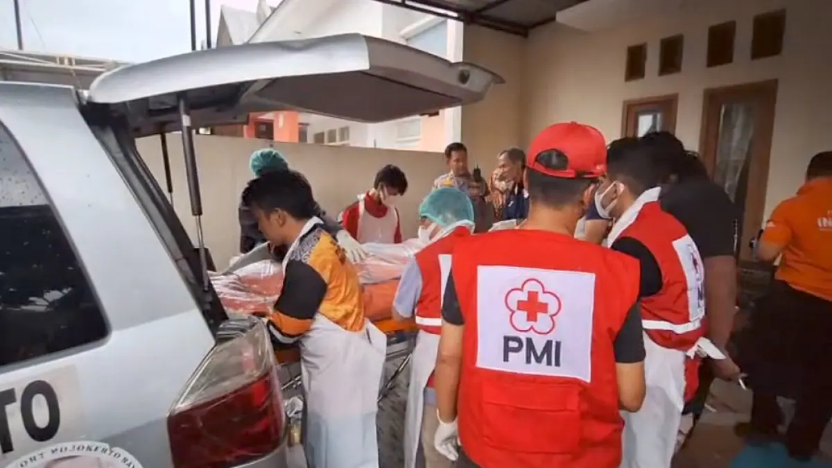 DIEVAKUASI: Jasad Wahyu Harsoyo dievakuasi petugas ke kamar jenazah RSUD dr Wahidin Sudiro Husodo Kota Mojokerto, Kamis (26/3). (Martda JPRM)