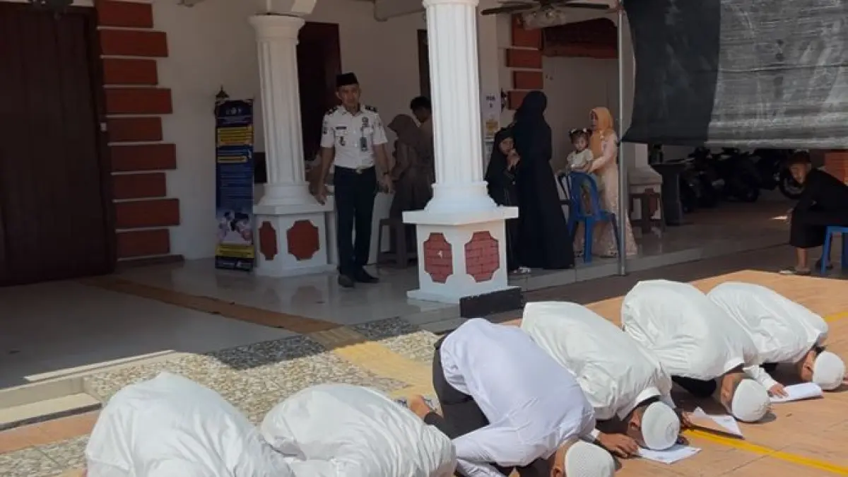 HIRUP UDARA BEBAS: Warga binaan melakukan sujud syukur di halaman Lapas Kelas II B Mojokerto setelah dinyatakan bebas. (Martda JPRM)