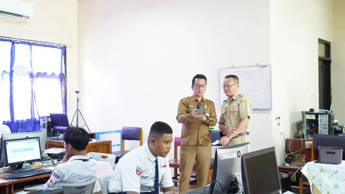 JADI GAMBARAN: Kepala Dispendik Kabupaten Mojokerto Amsar Azhari Siregar meninjau pelaksanaan gladi bersih TKA, beberapa waktu lalu. Awal bulan ini, siswa SMP bakal jalani tes perdana tersebut. (Oce JPRM)