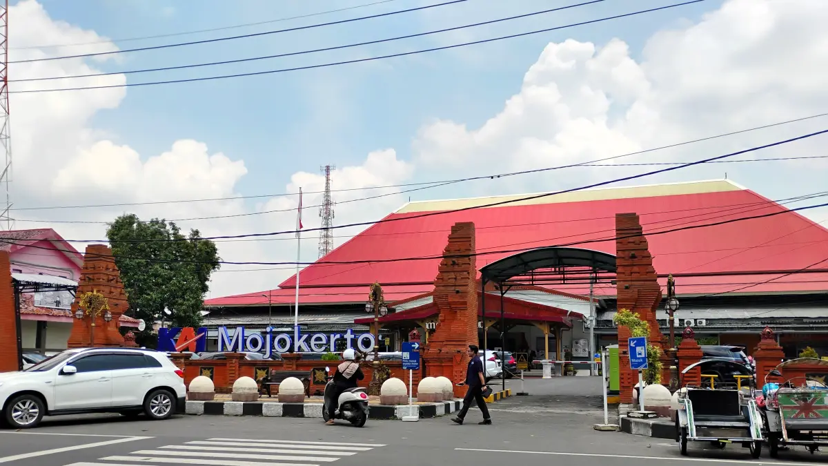 PERHENTIAN KA: Ribuan penumpang kereta api hilir mudik di Stasiun Mojokerto selama libur panjang Lebaran 2026. (Martda JPRM)
