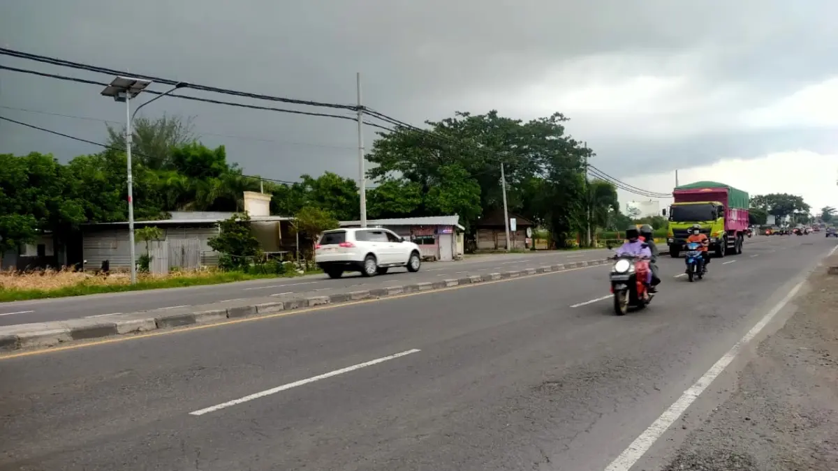 BERAWAN: Awan hitam terpantau memayungi langit Kota Mojokerto dari tepi Jalan Raya Bypass. (Martda JPRM)