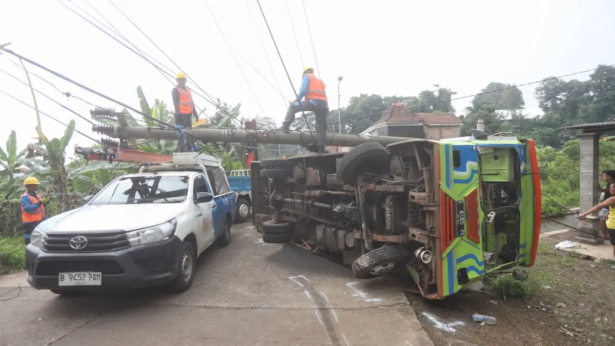 CELAKA: Kondisi kereta kelinci berpenumpang puluhan orang yang terguling di Dusun Jati, Desa Jatidukuh, Kecamatan Gondang, Kabupaten Mojokerto, kemarin (28/3). (Sofan JPRM)