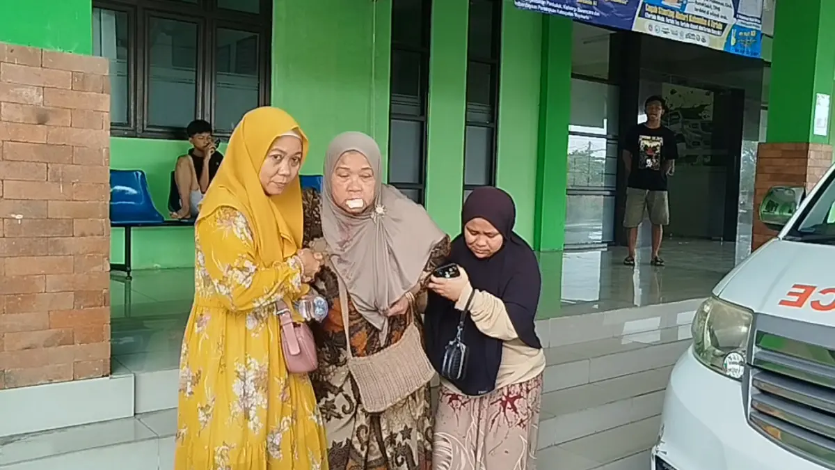 DIRAWAT: Salah satu penumpang kereta kelinci yang mengalami luka-luka dibawa dari Puskesmas Gondang ke RS Sumberglagah, Pacet, kemarin (28/3). (Adi JPRM)