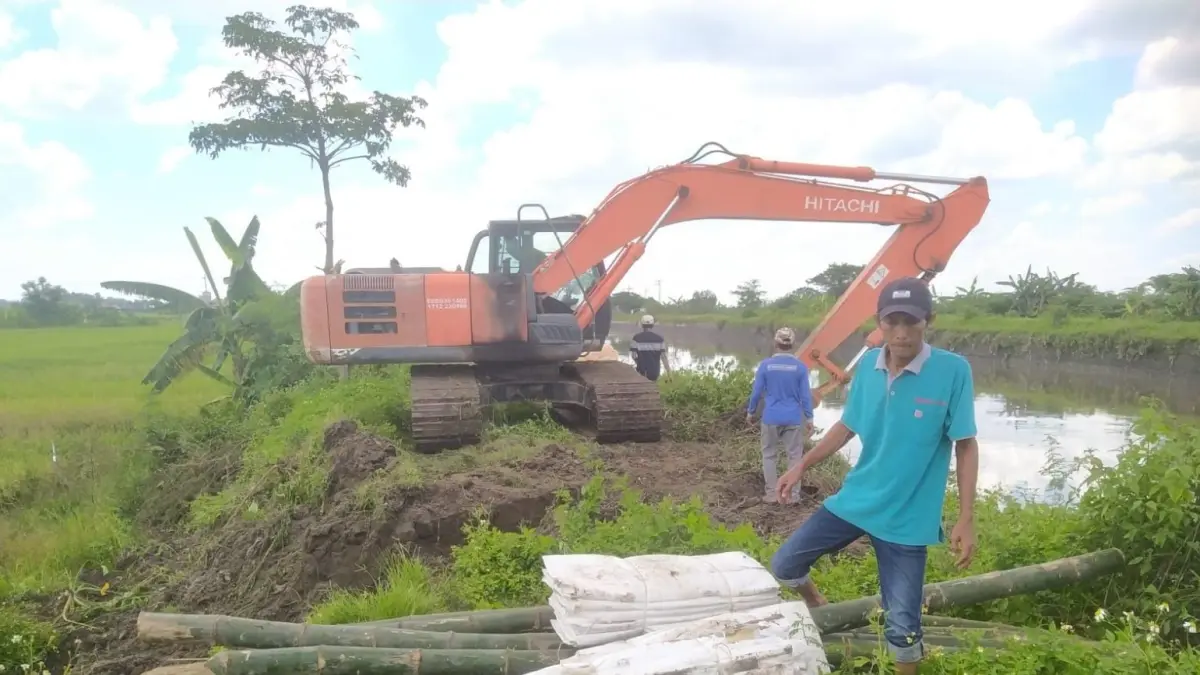 DITANGANI: Tanggul Sungai Sadar yang kritis di Desa Jumeneng, Kecamatan Mojoanyar dapat penanganan darurat dari Dinas PUPR Kabupaten Mojokerto.
