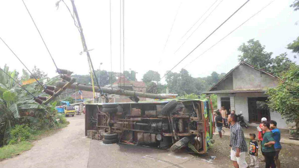 JADI TONTONAN: Sepur kelinci yang terlibat kecelakaan menjadi tontonan warga di Desa Jatidukuh, Kecamatan Gondang, Kabupaten Mojokerto, Sabtu (28/3) pagi. (Sofan JPRM) 