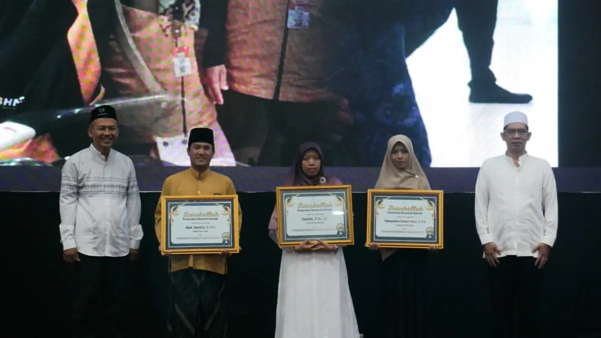 KADO ISTIMEWA: Ketua Yayasan Permata Dani Setiawan menyerahkan reward umrah kepada guru dan pegawai, dalam puncak Milad ke-26 tahun, Sabtu (28/3). (Oce JPRM)
