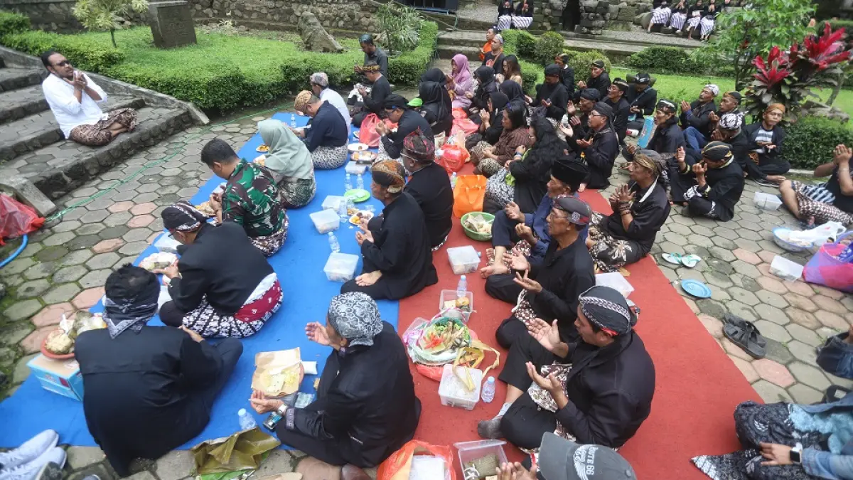 KHUSYUK: Warga Desa Seloliman yang mengikuti tradisi Riyaya Kupat di Petirtaan Jolotundo tengah menengadah tangan merapal doa, Sabtu (28/3). (Sofan JPRM)