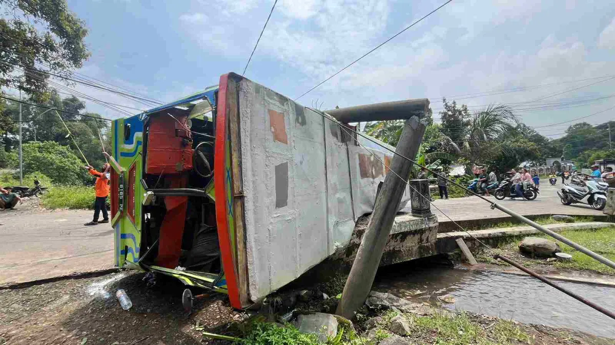 LAKA MAUT: Kondisi angkutan sepur kelinci yang kecelakaan di Desa Jatidukuh, Kecamatan Gondang, Kabupaten Mojokerto, Sabtu (28/3). (Adi JPRM) 