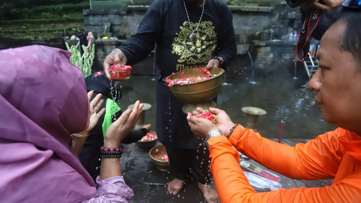 TIRTA: Warga Desa Seloliman mengikuti prosesi Riyaya Kupat di Petirtaan Jolotundo, Sabtu (28/3). (Sofan JPRM)