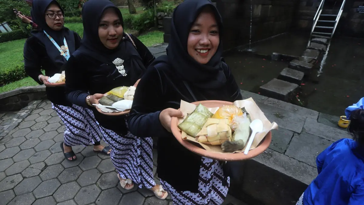 TRADISI: Warga Desa Seloliman melestarikan tradisi Riyaya Kupat yang digelar di kolam Petirtaan Jolotundo, Kecamatan Trawas, Kabupaten Mojokerto, Sabtu (28/3). (Sofan JPRM)